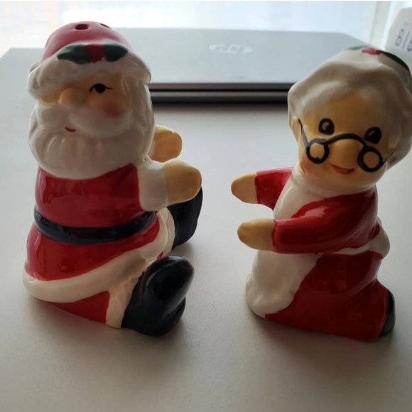 Santa salt and pepper shakers. Vintage Christmas decor. Santa and Mrs Claus - Picture 6 of 6